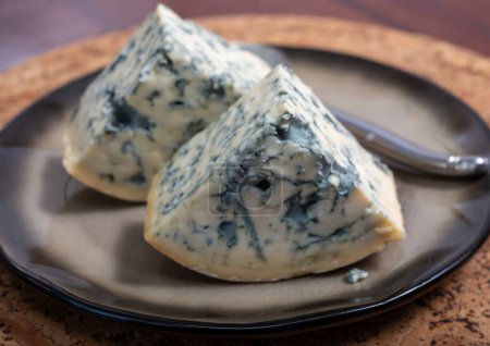 Foto de Colección de quesos, pieza de queso azul francés auvergne o fourme d 'ambert de cerca. - Imagen libre de derechos