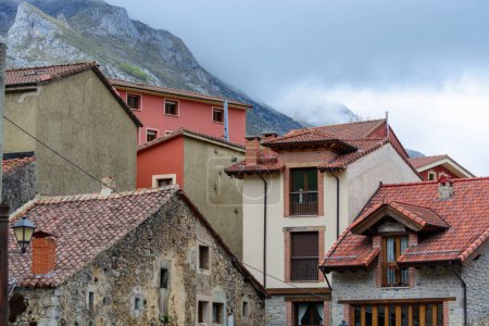 Téléchargez les photos : Maisons anciennes à Sotres, Picos de Europa, Asturies, Nord de l'Espagne. - en image libre de droit