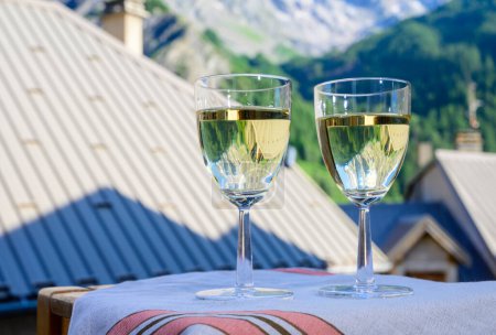Téléchargez les photos : Boire du vin blanc sec Roussette de Savoie et Vin de Savoie Vin français de Savoie avec vue sur les Hautes Alpes avec neige au sommet - en image libre de droit