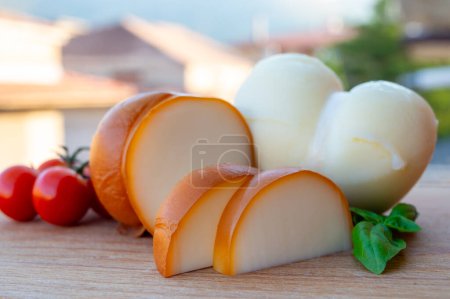 Italienischer halbharter handgemachter geräucherter und weißer Scamorza-Käse aus Kuhmilch aus Apulien oder Kalabrien aus nächster Nähe