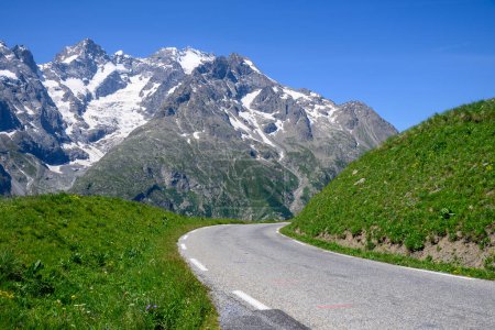 Téléchargez les photos : Route montagneuse étroite du Col de Lautaret au Col du Calibier, Montagnes et prairies verdoyantes vue sur le Massif des Ecrins, Hautes Alpes, France en été - en image libre de droit