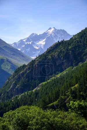 Téléchargez les photos : Alpes vue sur les montagnes entre le village de ski freeride de La Grave et le col du Lautaret, Massif des Ecrins, Hautes Alpes, France en été - en image libre de droit