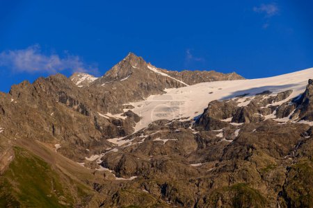 Téléchargez les photos : La Grave La Meije Station de ski hors-piste, unique dans les Alpes avec une seule pente damée sur le glacier, freeride, vue sur le sommet La Meije, Massif des Ecrins, Hautes Alpes, France en été ensoleillé - en image libre de droit