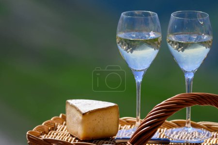Téléchargez les photos : Fromage et vin, blanc sec Roussette de Savoie ou vin de Vin de Savoie de la région savoyarde au fromage tomme servi à la frontière du Col du Galibier région savoyarde, France, vue sur les Alpes - en image libre de droit