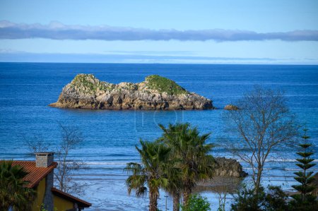 Téléchargez les photos : Vacances sur la côte verte des Asturies, vue sur le village de Celorio avec plages de sable fin, Nord de l'Espagne. - en image libre de droit