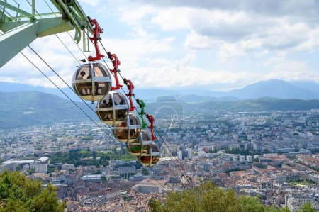 Foto de Vista en la parte central de la ciudad de Grenoble desde Bastille fortres witn mountains around, viejo teleférico, Isere, Francia en verano - Imagen libre de derechos