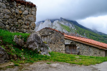 Téléchargez les photos : Maisons anciennes à Sotres, Picos de Europa, Asturies, Nord de l'Espagne. - en image libre de droit