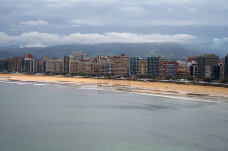 Téléchargez les photos : Vue sur la promenade, les maisons et la plage de San Lorenzo à Gijon, Asturies, Espagne - en image libre de droit