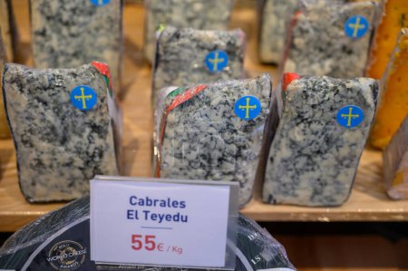 Foto de Queso Cabrales, elaborado a partir de leche de vaca en cuevas de montaña queso azul de Las Arenas de Cabrales, para su venta en tienda, Asturias, España - Imagen libre de derechos
