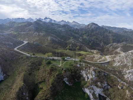 Foto de Vista desde la estrecha carretera de montaña de Cangas de Onis, Covadonga a los remotos lagos de montaña Lagos de Covadonga, montañas Picos de Europa, Asturias, norte de España. - Imagen libre de derechos