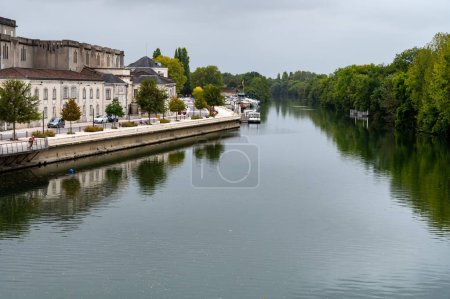 Foto de Vista de antiguas calles y casas en la región del vino blanco de Cognac, región de Charente, caminando en la ciudad de Cognac con fuerte industria de destilación de licores, Gran Champán, Francia - Imagen libre de derechos