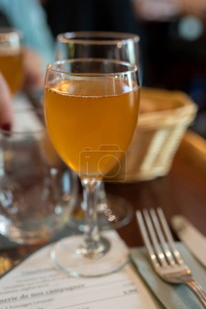 Foto de Aperitivo para el almuerzo y la cena en Limouge, Francia, bebida alcohólica kir limusina hecha con champán burbujas de vino blanco y licor de castaña en vaso - Imagen libre de derechos