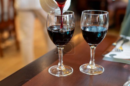 Foto de Vino tinto seco en copas, almuerzo con vino en Francia, bistró antiguo en Limouges, Francia - Imagen libre de derechos