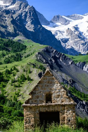 Téléchargez les photos : La Grave, village dans le département des Hautes-Alpes en région Midi-Pyrénées, petite station de ski avec hors-piste pour skieurs extrêmes dans les Alpes françaises, dominée par le sommet de la montagne La Meije - en image libre de droit