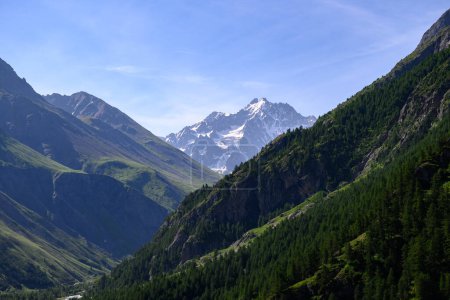 Téléchargez les photos : Alpes vue sur les montagnes entre le village de ski freeride de La Grave et le col du Lautaret, Massif des Ecrins, Hautes Alpes, France en été - en image libre de droit