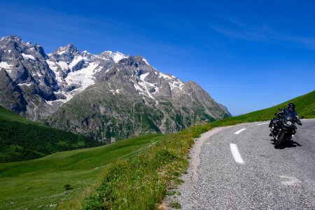 Foto de Montañas y verdes prados alpinos vistas cerca de Col du Lautaret, Massif des Ecrins, Hautes Alpes, Francia en verano - Imagen libre de derechos