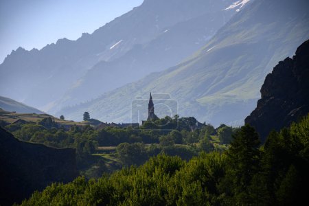 Téléchargez les photos : Villar-d'Arene, village dans le département des Hautes-Alpes en région Midi-Pyrénées, petite station de ski avec hors-piste pour skieurs extrêmes dans les Alpes françaises, dominée par le pic montagneux La Meije en été. - en image libre de droit