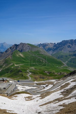 Foto de Carretera de montañas estrechas de Col de Lautaret a Col du Calibier, Montañas y prados alpinos verdes vistas del macizo de los Ecrins, Hautes Alpes, Francia en verano - Imagen libre de derechos