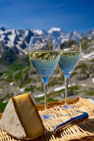 Téléchargez les photos : Fromage et vin, blanc sec Roussette de Savoie ou vin de Vin de Savoie de la région savoyarde au fromage tomme servi à la frontière du Col du Galibier région savoyarde, France, vue sur les Alpes - en image libre de droit