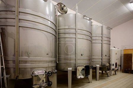Foto de Tour de vinos en bodegas de dominio en la denominación Pouilly-Fume, tanques para vino blanco de viñedos de la denominación Pouilly-Fume cerca de Pouilly-sur-Loire, Borgoña, Francia. - Imagen libre de derechos