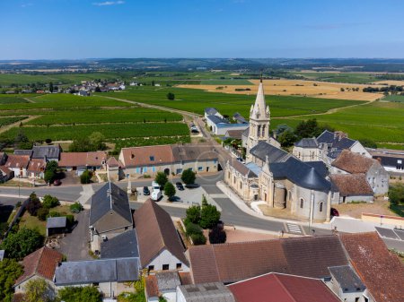 Téléchargez les photos : Vue aérienne sur les villages perchés de Saint-Andelain entourés de vignobles qui font partie de la région viticole de Pouilly-Fume, vallée de la Loire, centre de la France - en image libre de droit