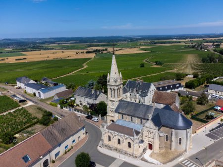 Téléchargez les photos : Vue aérienne sur les villages perchés de Saint-Andelain entourés de vignobles qui font partie de la région viticole de Pouilly-Fume, vallée de la Loire, centre de la France - en image libre de droit