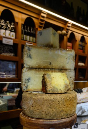 Foto de Distintos quesos asturianos elaborados con melk de vaca, cabra y oveja se exhiben en la tienda de quesos de agricultores, Asturias, norte de España, de cerca - Imagen libre de derechos