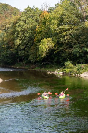 Téléchargez les photos : Kayaks bateaux dans la rivière, marche dans la plus petite ville médiévale du monde Durbuy sur la rivière Ourthe, Ardennen, Belgique dans la journée ensoleillée - en image libre de droit