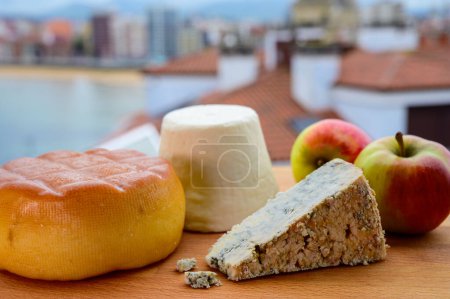 Téléchargez les photos : Fromages asturiens, fromage de vache fumé de Pria, cabralis au fromage bleu d'Arenas et rebollin blanc de Pitu, Asturies, servis en plein air avec vue sur la plage de San Lorenzo à Gijon, Espagne - en image libre de droit