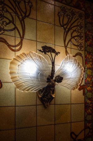 Téléchargez les photos : Décoration de style floral art déco sur murs, cave et lumières dans un bouillon de café traditionnel français, détails intérieurs - en image libre de droit