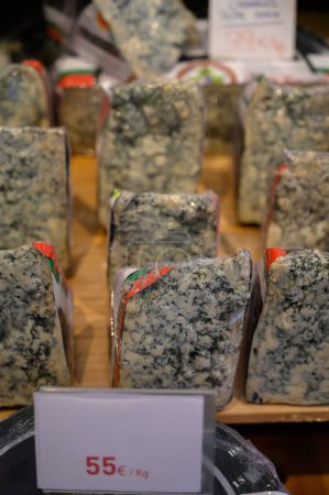 Téléchargez les photos : Fromage Cabrales, fabriqué à partir de lait de vache dans les grottes de montagne fromage bleu de Las Arenas de Cabrales, à vendre dans le magasin, Asturies, Espagne - en image libre de droit