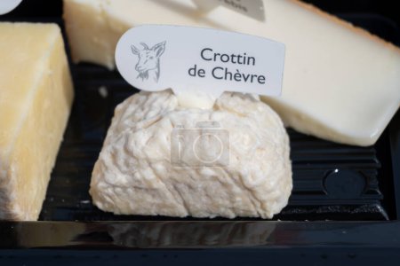 Foto de Colección de quesos franceses, plato de degustación, harina de bleu de saint, pave de correse cow cheese, tomme de brebis sheep cheese, crottin de chevre goat cheese close up - Imagen libre de derechos