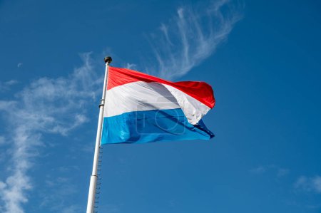 Vistas de la gran bandera del país luxemburgués y el cielo azul en Luxemburgo o la capital de la ciudad de Luxemburgo y una de las capitales de facto de la Unión Europea en otoño
