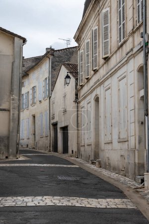 Foto de Vista de antiguas calles y casas en la región del vino blanco de Cognac, región de Charente, caminando en la ciudad de Cognac con fuerte industria de destilación de licores, Gran Champán, Francia - Imagen libre de derechos