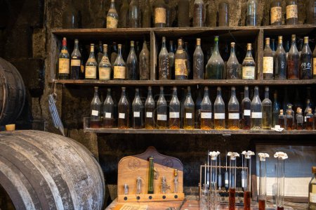 Foto de Proceso de mezcla de alcohol de coñac y barricas de roble francés oscuro en bodega en la antigua destilería familiar, región de vino blanco de Cognac, Charente, Segonzac, Grand Champagne, Francia - Imagen libre de derechos