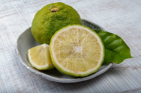 Frische reife Bergamotte-Orangenfrüchte, duftende Zitrusfrüchte, die in Earl Grey Tea, Medizin und Wellness-Behandlungen verwendet werden, aus nächster Nähe