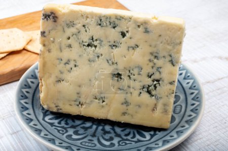 Téléchargez les photos : Collection de fromages, lait de vache anglais semi-mou, fromage bleu stilton friable gros plan - en image libre de droit