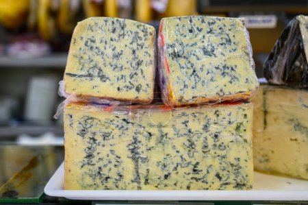 Foto de Distintos quesos asturianos elaborados con melk de vaca, cabra y oveja se exhiben en la tienda de quesos de agricultores, Asturias, norte de España, de cerca - Imagen libre de derechos