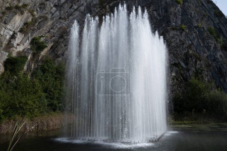 Téléchargez les photos : Grande fontaine rocheuse, marche dans la plus petite ville médiévale du monde Durbuy sur la rivière Ourthe, Ardennen, Belgique par temps ensoleillé - en image libre de droit