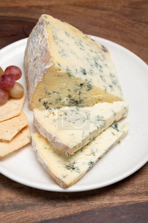 Téléchargez les photos : Collection de fromages, lait de vache anglais semi-mou, fromage bleu stilton friable gros plan - en image libre de droit