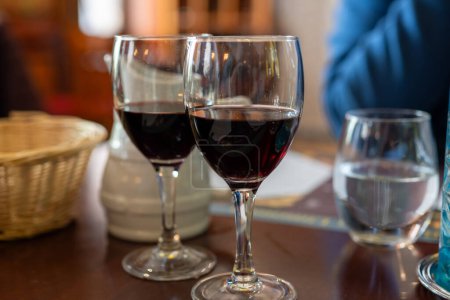 Foto de Vino tinto seco en copas, almuerzo con vino en Francia, bistró antiguo en Limouges, Francia - Imagen libre de derechos