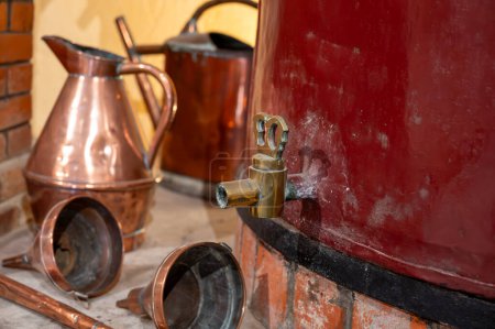 Foto de Doble proceso de destilación de licor de coñac en Charentias todavía ollas de cobre y calderas en la antigua destilería en la región del vino blanco de Cognac, Charente, Segonzac, Grand Champagne, Francia - Imagen libre de derechos