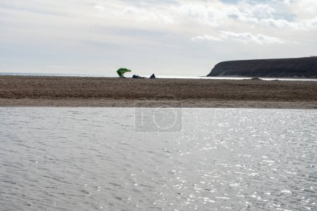 Téléchargez les photos : Vue sur les dunes de sable et l'eau turquoise bleue de la plage de Sotavento, Costa Calma, Fuerteventura, îles Canaries, Espagne en hiver - en image libre de droit