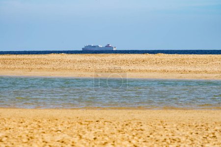 Téléchargez les photos : Vue sur les dunes de sable et l'eau turquoise bleue de la plage de Sotavento, Costa Calma, Fuerteventura, îles Canaries, Espagne en hiver - en image libre de droit