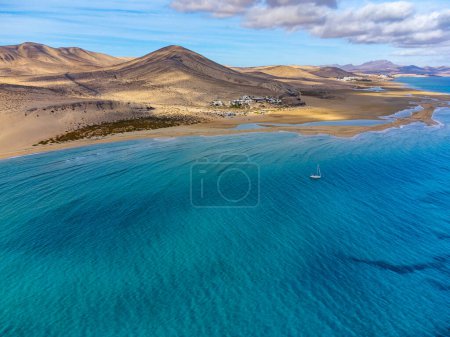 Foto de Vista aérea sobre dunas de arena y aguas turquesas azules de la playa de Sotavento, Costa Calma, Fuerteventura, Islas Canarias, España en invierno - Imagen libre de derechos