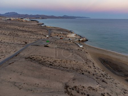 Foto de Vista aérea sobre dunas de arena y aguas turquesas de la playa de Sotavento al atardecer, Costa Calma, Fuerteventura, Islas Canarias, España en invierno - Imagen libre de derechos