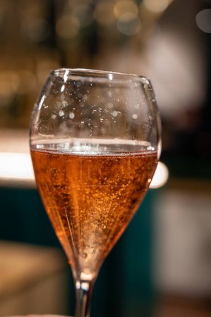 Foto de Copa con pequeñas burbujas, degustación de champán espumoso en el festival de invierno en diciembre, Avenue de Champagne, Epernay, región de Champagne, Francia - Imagen libre de derechos