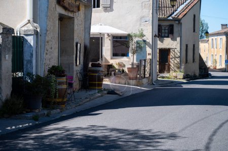 Vista sobre Sauternes pueblo y viñedos, elaboración de postres dulces Sauternes vinos de Semillon uvas afectadas por Botrytis cinerea noble rot, Burdeos, Francia