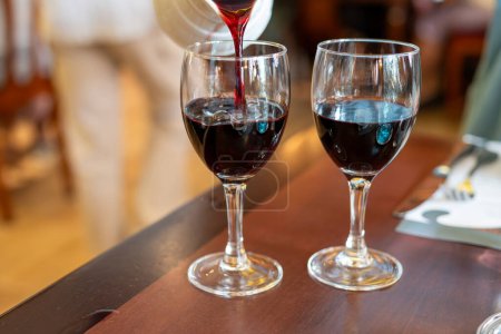 Trockener Rotwein im Glas, Mittagessen mit Wein in Frankreich, altes Bistro in Limouges, Frankreich