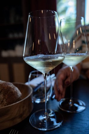 Degustación de vino blanco de Burdeos en Sauternes, orilla izquierda del estuario de Gironda, Francia. Vasos de vino francés dulce blanco servidos en el restaurante